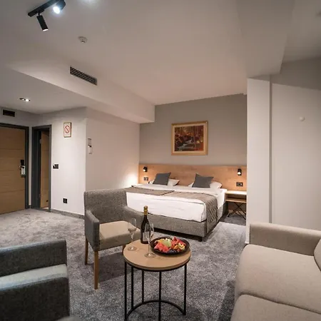 Hotel Mona Plaza