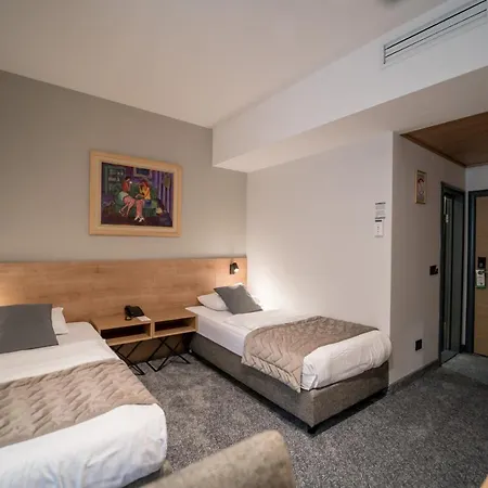 Mona Plaza 4*