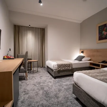 Ξενοδοχείο Mona Plaza