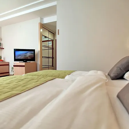 Mona Plaza 4*