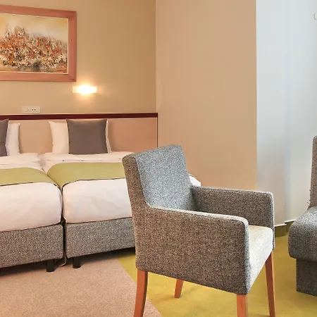 Mona Plaza Ξενοδοχείο 4*